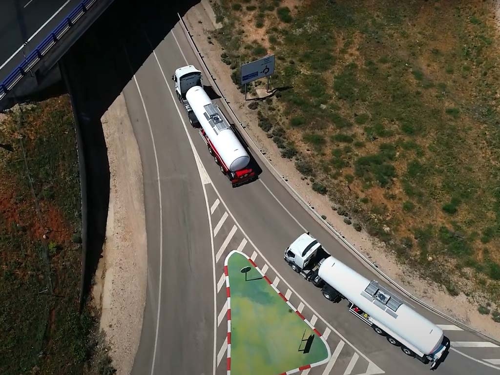 Cisternas destinadas al transporte de asfalto.
